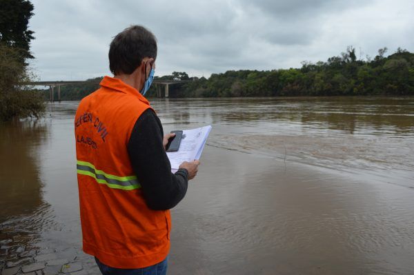 Chuva intensa eleva o risco de enchente na região