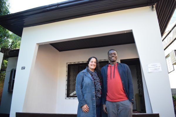 Casal se mobiliza para ajudar haitianos desalojados pela cheia