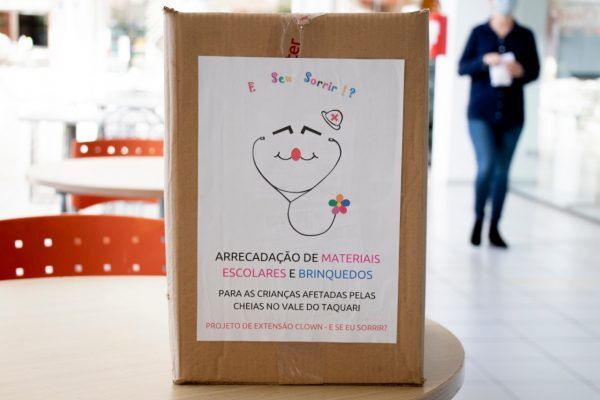 Voluntários arrecadam brinquedos e material escolar