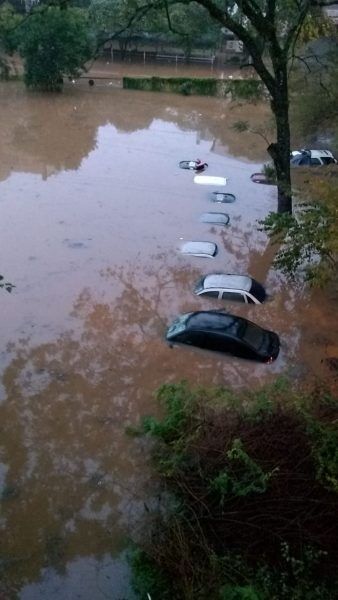 Muitos carros submersos em Lajeado