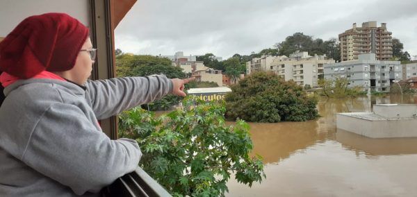 Moradores do Centro ficam ilhados e sem luz