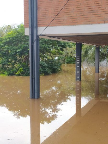 Enchente atinge campo, ginásio e três blocos do Ceat