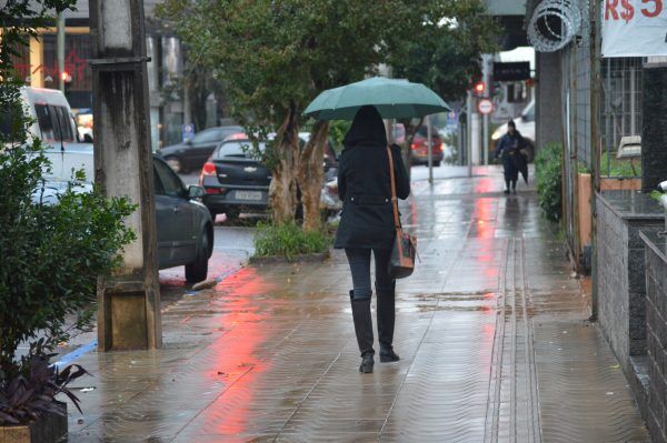 Com chuva, temperatura não deve passar dos 20°C nesta quarta