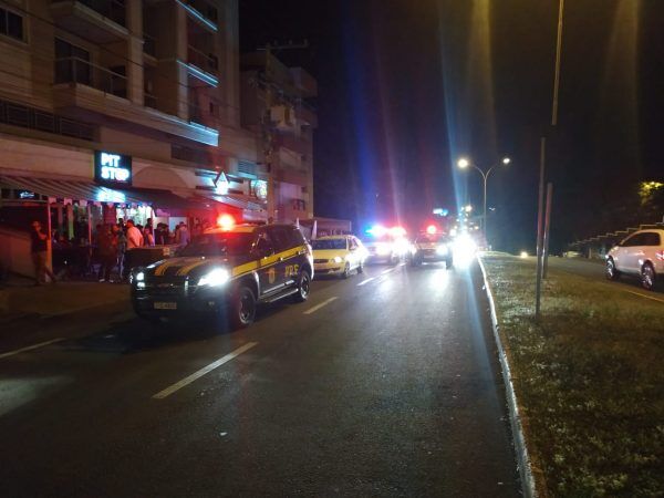 Operação multa 19 motoristas e recolhe dois veículos