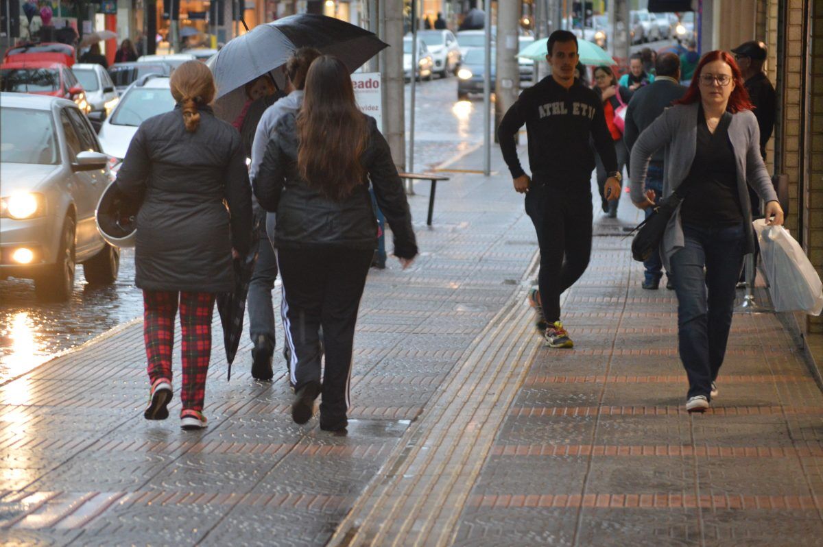 Quarta-feira de chuva e temperatura amena