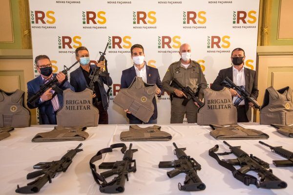 Estado encaminha fuzis e coletes para Brigada Militar do Vale do Taquari