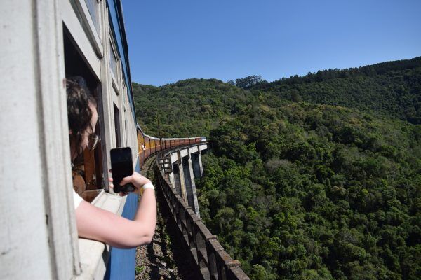 Confira imagens da volta aos trilhos do Trem dos Vales
