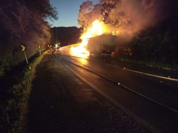 Caminhão carregado pega fogo em Westfália