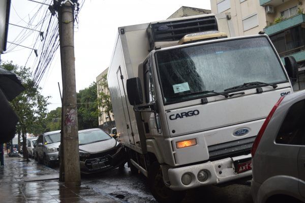 Caminhão causa colisão de três veículos no centro de Lajeado