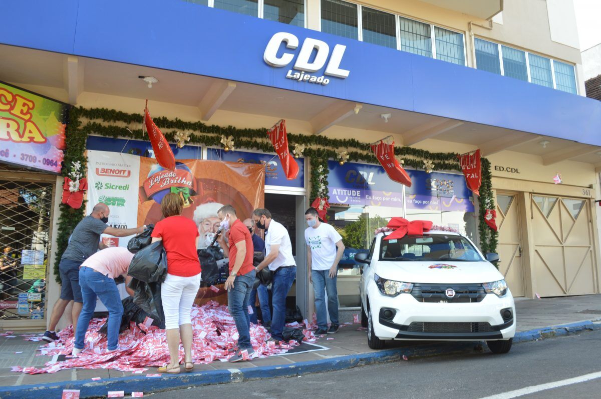 Elaine Mallmann ganha carro no último sorteio do Lajeado Brilha