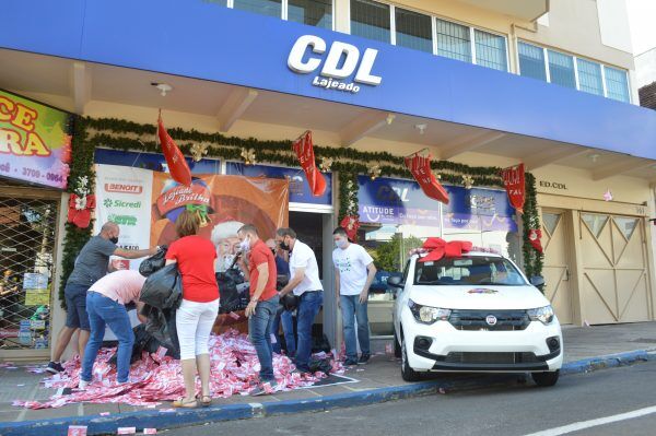 Elaine Mallmann ganha carro no último sorteio do Lajeado Brilha