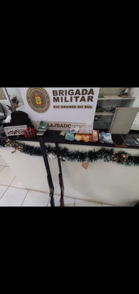BM prende três e apreende armas e drogas em bar próximo à ponte de ferro