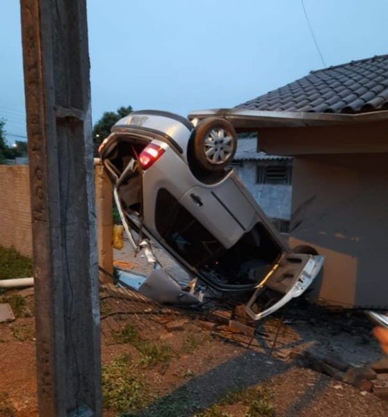 Condutor é preso após capotar veículo e invadir residência