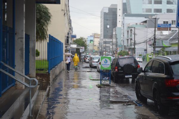Quinta-feira começa com chuva e temperatura máxima chega aos 19°C