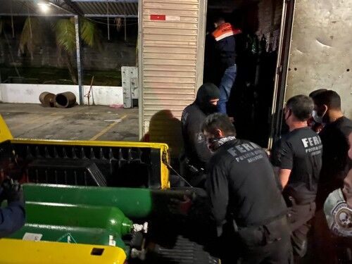 Cilindros de oxigênio são apreendidos escondidos em caminhão em Manaus