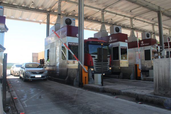 7 notícias: Para isentar motos de pedágio, governo vai elevar preço para demais motoristas