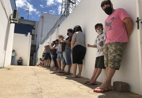 Fila no posto central gera críticas