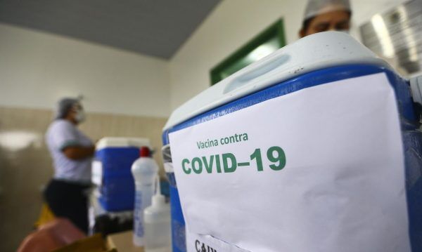 Governo avalia possibilidade de priorizar vacinação de trabalhadores na educação