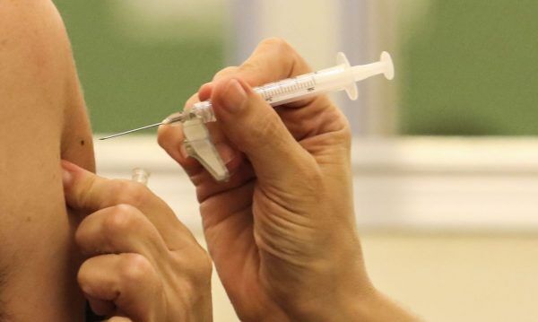 Ministério da Saúde dispensa licitação para compra de vacinas