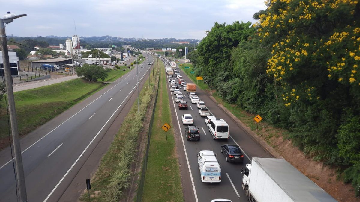 Fotos: Segunda-feira inicia com lentidão no trânsito; veja rotas alternativas