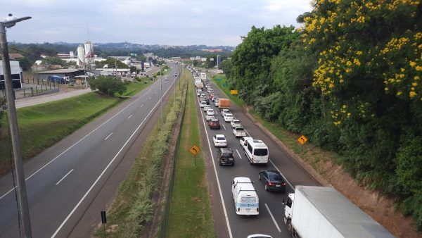 Fotos: Segunda-feira inicia com lentidão no trânsito; veja rotas alternativas