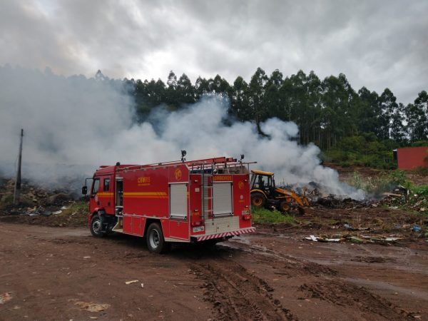 Bombeiros de Encantado são acionados para combater fogo em lixo