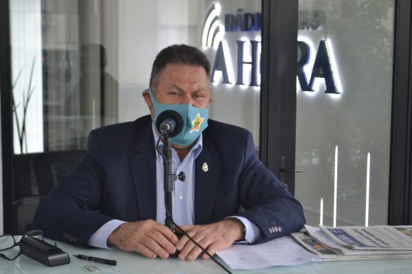 Schneider testa positivo para covid-19