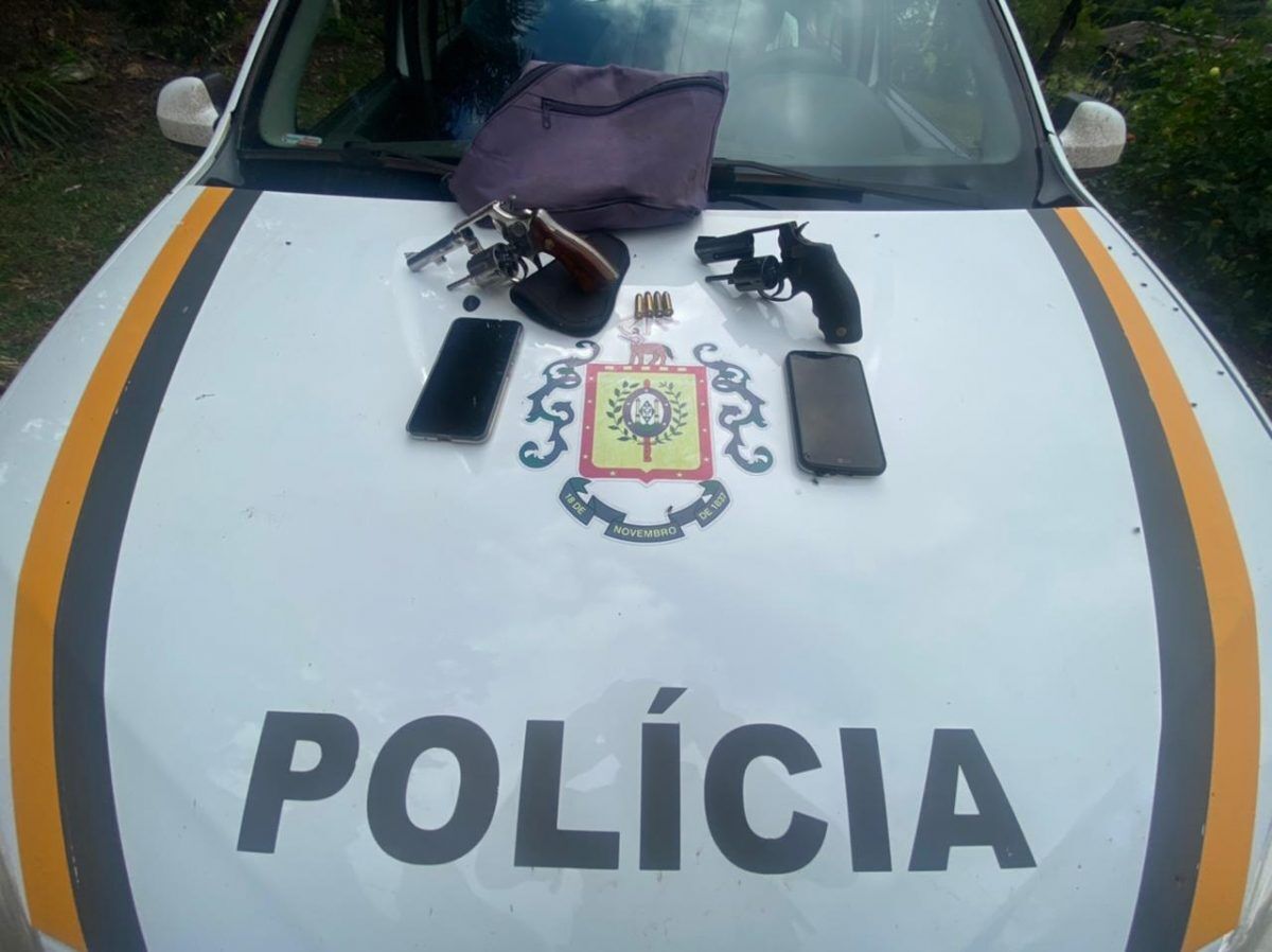 Dupla é presa por porte ilegal de arma e roubo de veículo
