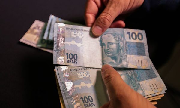 7 notícias: Pesquisa aponta que quase 70% das famílias gaúchas perderam renda em função da pandemia