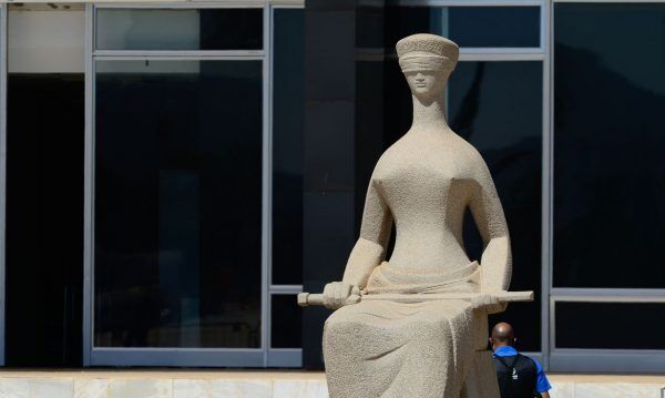 STF protela julgamento de ação que acaba com pensão de ex-governadores