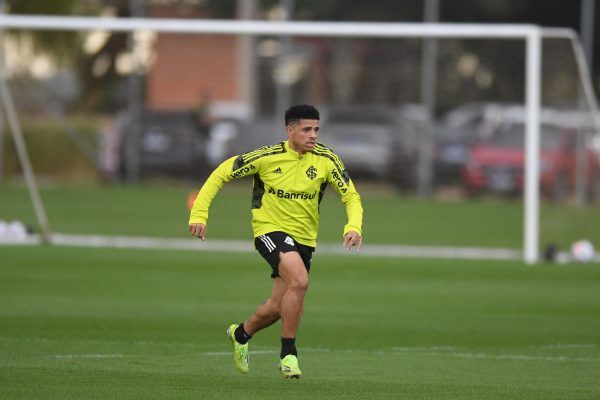 Taison e mais dez