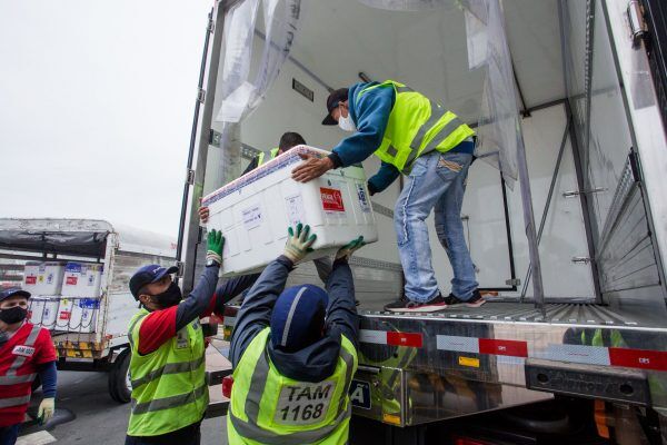 Vereadores querem vacinação a trabalhadores do comércio