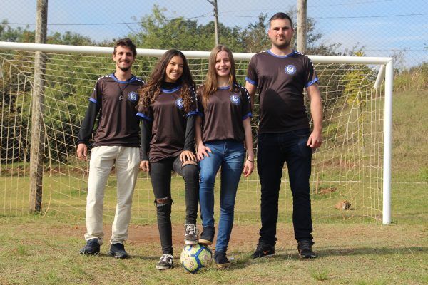 Cabelo preso e bola no pé