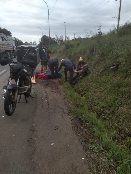 Homem fica ferido ao perder o controle da motocicleta