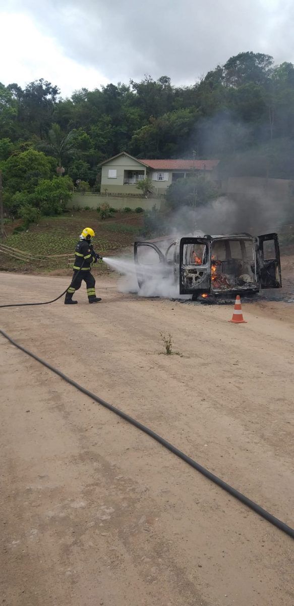 Veículo pega fogo em Travesseiro