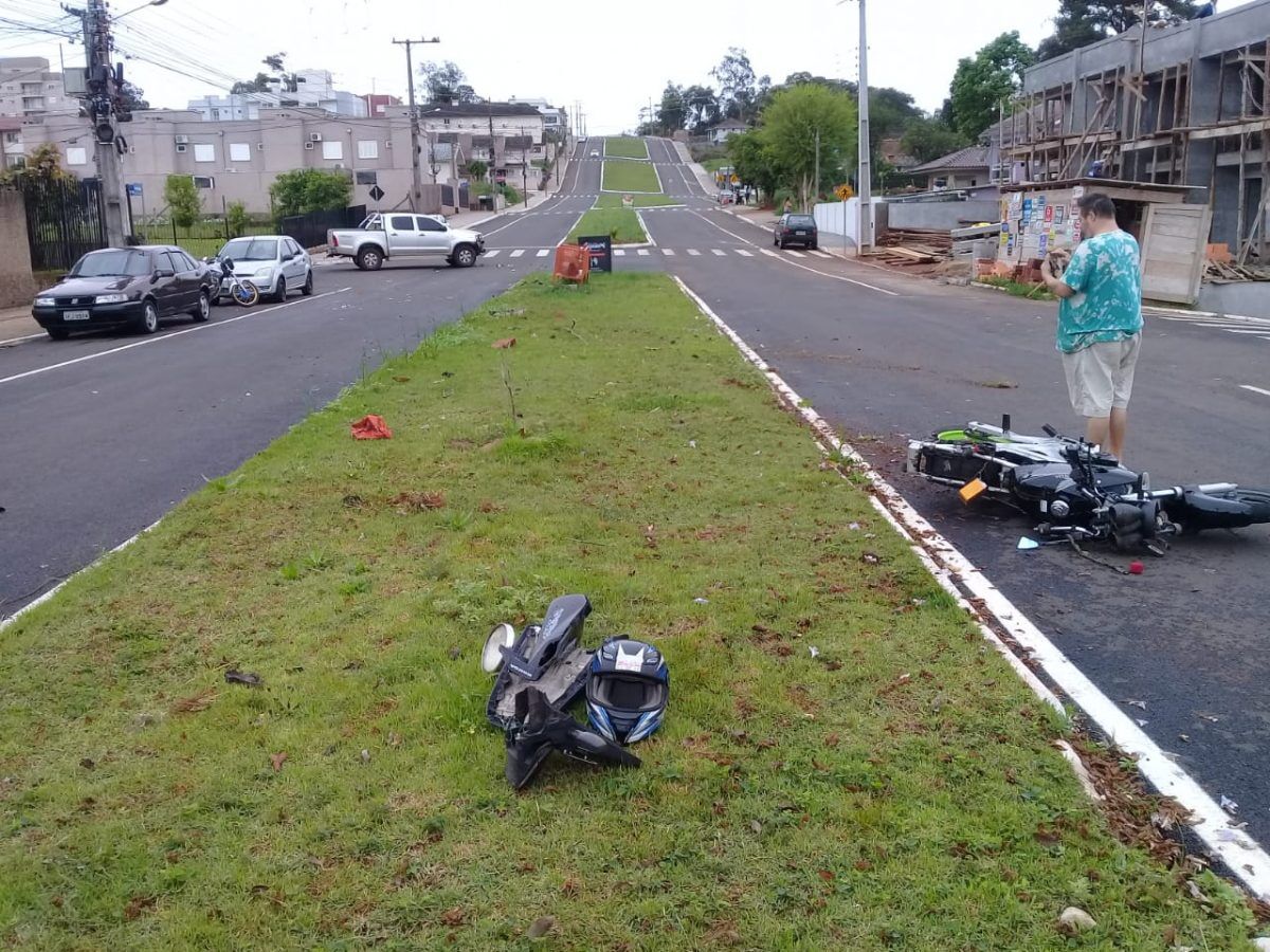 Homem fica ferido após acidente entre carro e moto na Avenida dos Ipês