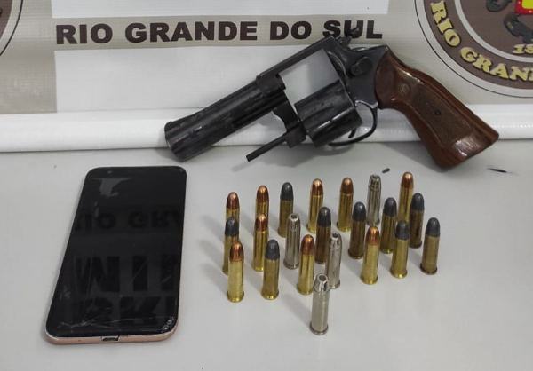 Brigada Militar prende homem por porte ilegal de arma e furto de veículo em Forquetinha