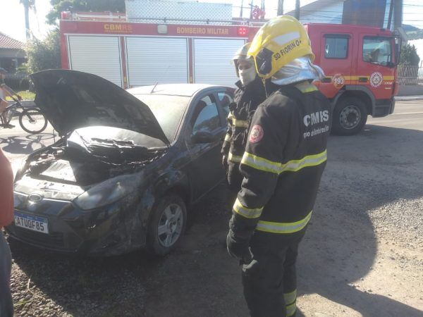 Carro pega fogo no Bairro São Caetano