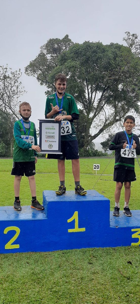 Atletas do Colégio Teutônia trazem medalhas de Ivoti