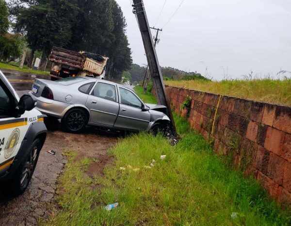 Polícia encontra motorista desacordado após colidir em poste