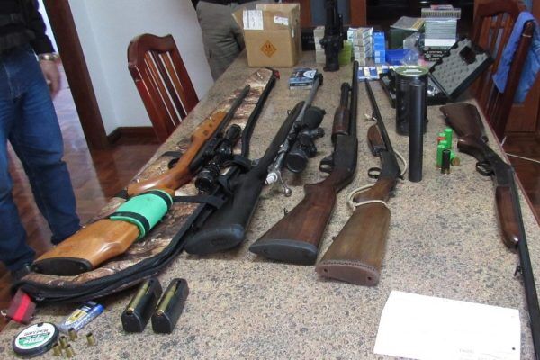 Homem é preso por posse ilegal de arma de fogo