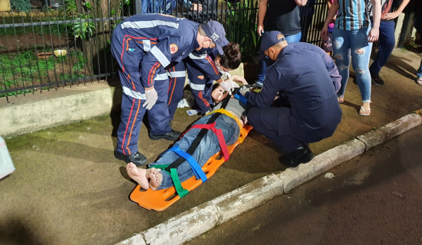 Homem fica com braço espetado em grade