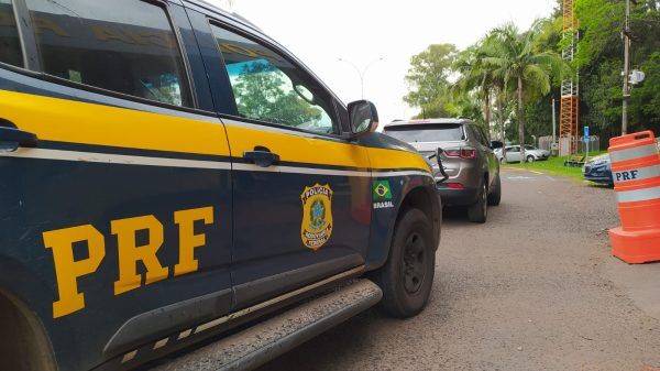 PRF prende casal com carro roubado e clonado em Lajeado