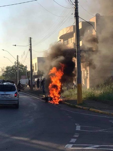 Motocicleta incendeia e condutor foge a pé