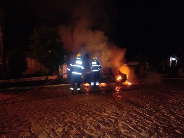 Veículo pega fogo no Bairro Jardim do Cedro