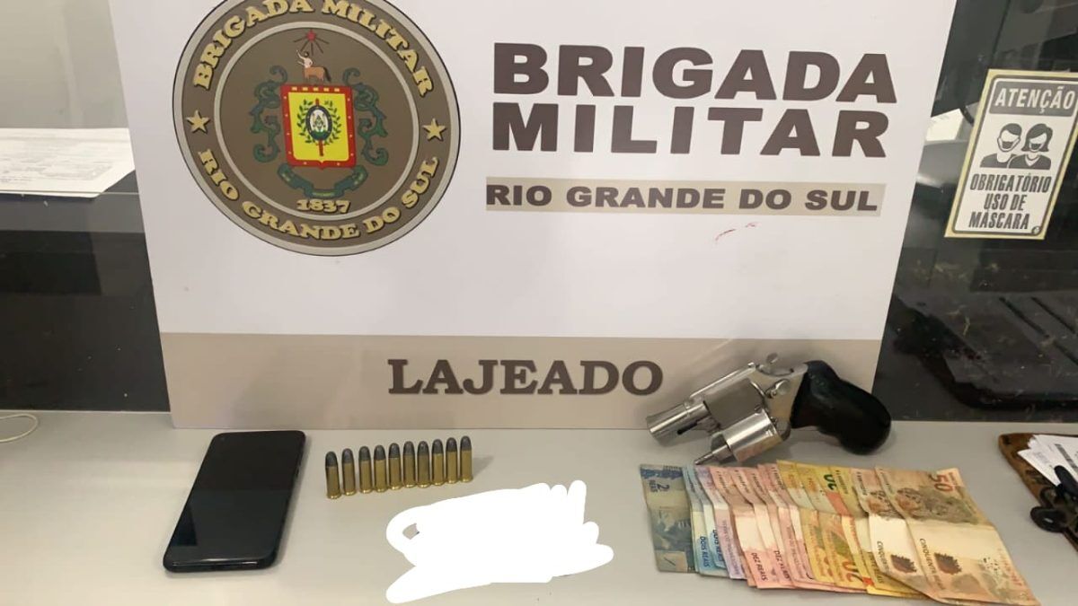 Homem é detido com um revólver escondido no porta-malas do veículo em Lajeado