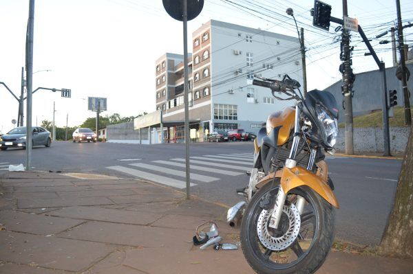 Após colisão, bombeiros levam motociclista ferida para atendimento