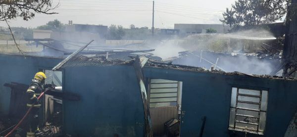 Residência pega fogo no Bairro Olarias