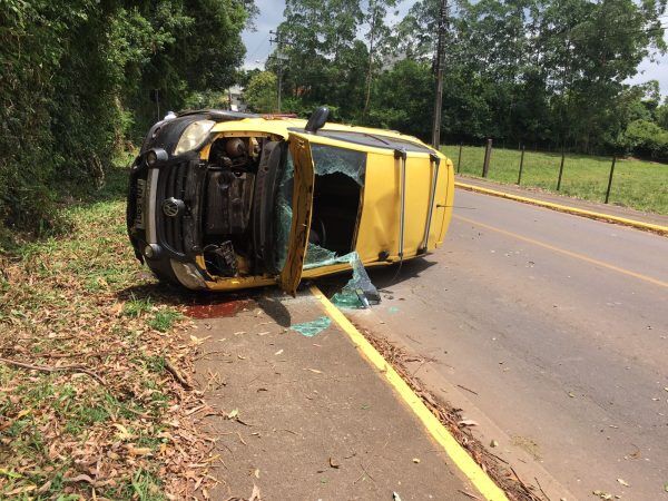 Carro capota no Bairro Languiru em Teutônia