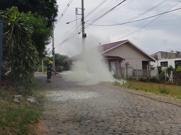 Bombeiros controlam faíscas em fiação elétrica no Bairro Hidráulica